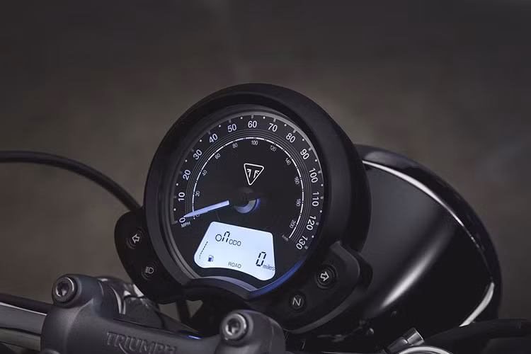 Triumph Bonneville Speedmaster 2018 chỉ có duy nhất một đồng hồ báo công-tơ-mét, kèm theo một màn hình LCD đơn sắc nhỏ nằm thấp phía dưới. Thiết kế của đồng hồ này được Triumph lấy nguyên từ dòng Bonneville Bobber. Đồng hồ này cũng có khả năng điều chỉnh góc nghiêng, thay vì gắn cố định.