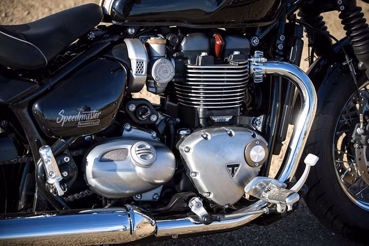 Bonneville Speedmaster 2018 sở hữu bộ khung sườn tương tự mẫu Bobber. Tuy nhiên, bộ khung sau đã được thay mới nhằm chịu lực tốt hơn khi chở người ngồi sau. Yên xe được hạ thấp hơn phiên bản trước một chút để phù hợp hơn với vóc dáng người châu Á, tay lái được làm rộng ra.