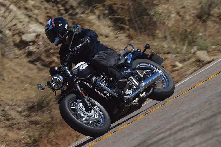 Một số công nghệ hiện đại nổi bật mà Triumph trang bị trên Bonneville Speedmaster 2018 có thể kể tới như: hệ thống tay ga điện Throttle-by-wire, 2 chế độ lái Road và Rain, Cruise Control, Traction Control được trang bị mặc định. Xe sử dụng động cơ xy-lanh đôi thẳng đứng, làm mát bằng chất lỏng tương tự như thế hệ trước.