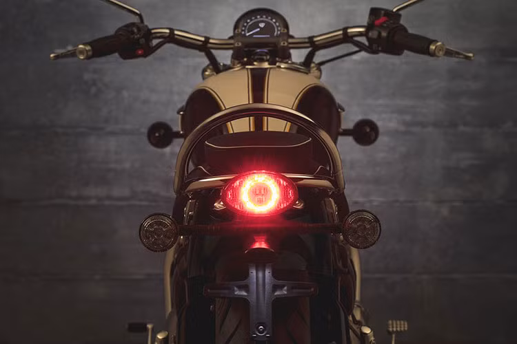 Mẫu Cruiser mới nhà Triumph vẫn sử dụng bộ vành dạng nhiều nan căm kích thước 16 inch. Ở phía trước, hãng motor Anh quốc trang bị phanh đĩa đôi, đường kính 310 mm. Cùm phanh hàng hiệu Brembo. Trong khi phía sau dùng đĩa đơn, cùm phanh 1 piston. Ngoài ra, Speedmaster 2018 cũng được trang bị sẵn ABS tiêu chuẩn.