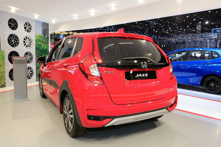 So với phiên bản tiêu chuẩn của chiếc hatchback hạng B, mẫu xe Honda Jazz X-Road 2018 ra mắt tại triển lãm Geneva đã được Honda trang bị thêm bộ ốp nhựa màu đen ở hông xe, trung tâm cửa sau và vòm bánh xe. Trong khi đó cản trước và sau trang trí màu bạc. 