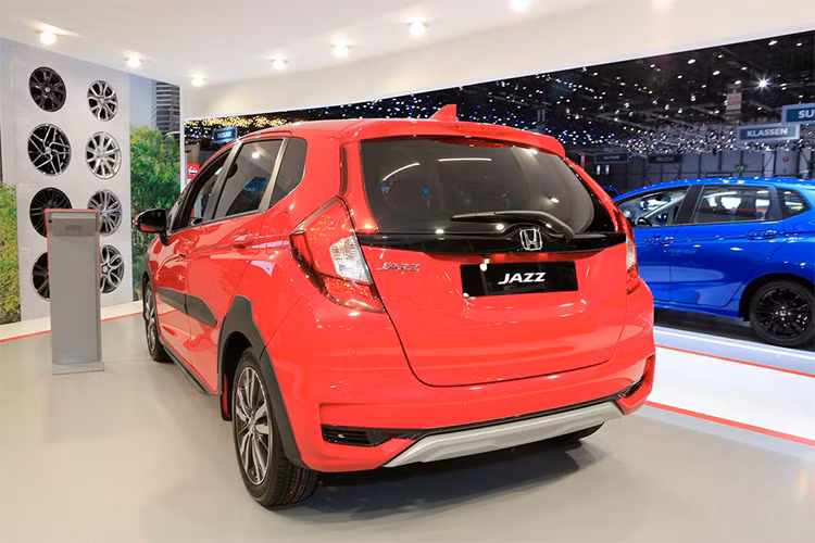 So với phiên bản tiêu chuẩn của chiếc hatchback hạng B, mẫu xe Honda Jazz X-Road 2018 ra mắt tại triển lãm Geneva đã được Honda trang bị thêm bộ ốp nhựa màu đen ở hông xe, trung tâm cửa sau và vòm bánh xe. Trong khi đó cản trước và sau trang trí màu bạc. 