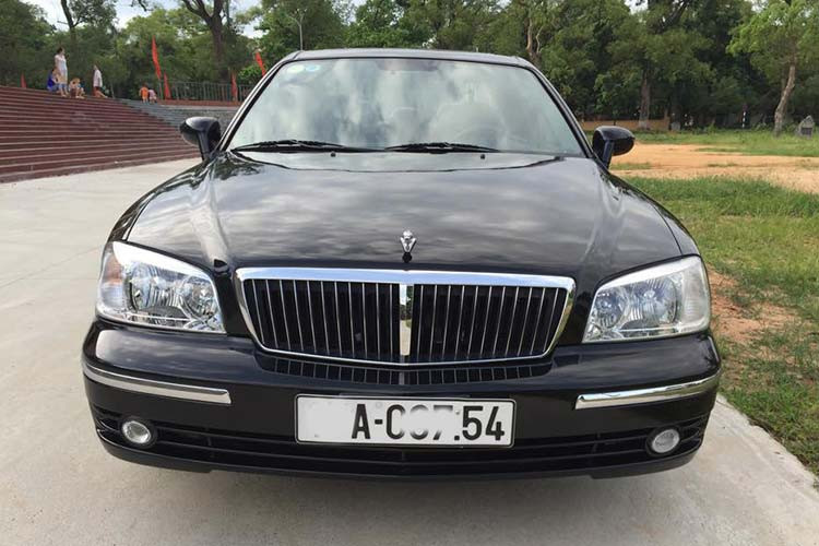 Toàn bộ xe sang Hyundai XG 300 tại Việt Nam đều có nguồn gốc từ Hội Nghị ASEM 2004 nên nó sở hữu ngoại thất màu đen. về ngoại hình, xe dài 4.865 mm, rộng 1.825 mm và cao 1.420 mm. Chiều dài cơ sở 2.750 mm.