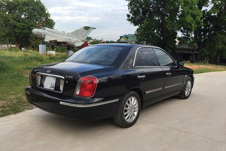 Xe sở hữu lưới tản nhiệt tương tự những mẫu xe sang nhà Mercedes-Benz với nan chạy dọc, đèn pha dạng hộp cùng logo biểu trượng trên nắp ca pô, thân xe với được viền crom chạy từ đầu đến tận phía đuôi. Các chi tiết ngoại thất xe khá sang trọng, mâm xe dạng hợp kim đa chấu...