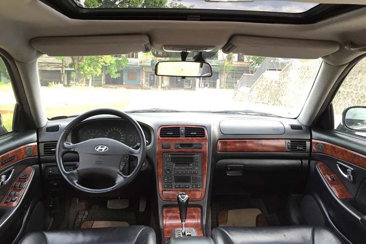 Nội thất xe sử dụng vật liệu cao cấp với ghế da, táp-lô trang trí với ốp gỗ. Hệ thống điều hòa tự động, cửa gió cho ghế sau. Hàng ghế trước có sưởi. Hệ thống giải trí với đầu CD, radio, âm thanh 6 loa. Gương chỉnh điện.