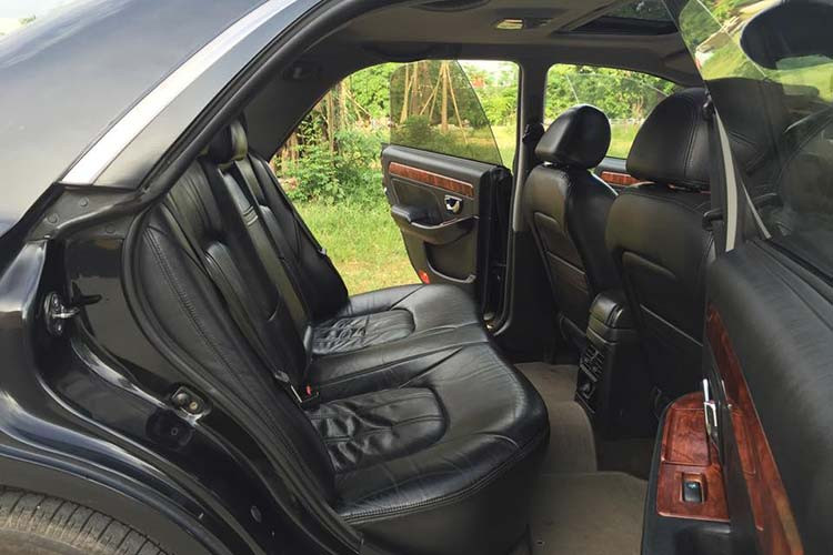 Xe khá mạnh so với những mẫu xe cùng phân khúc thời đó. XG300 được trang bị nhiều tùy chọn có sẵn chỉ ở 1 số dòng xe sang trọng cao cấp thời bấy giờ như Mercedes-Benz E-Class và BMW 5-Series mới có, xe cũng dài hơn và rộng hơn so với hầu hết các đối thủ.