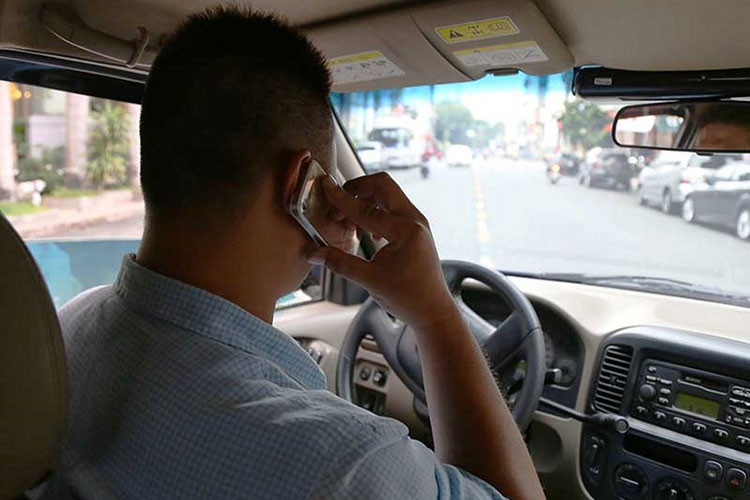 Su dung dien thoai khi lai xe nam 2022, phat cao nhat toi 3 trieu dong