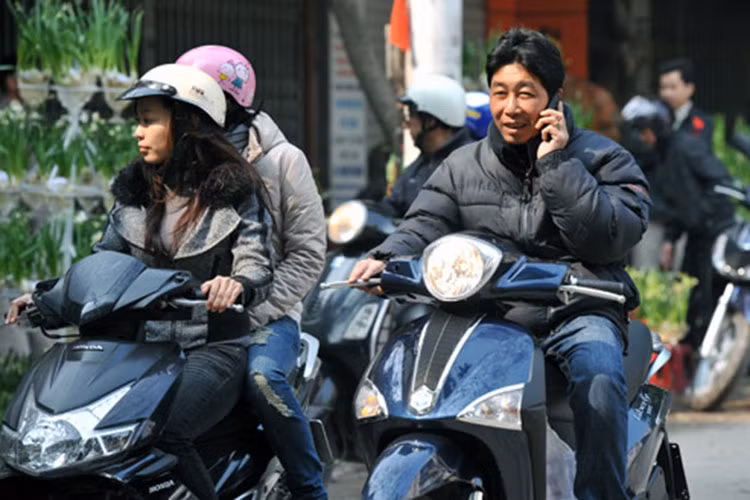 Su dung dien thoai khi lai xe nam 2022, phat cao nhat toi 3 trieu dong-Hinh-2