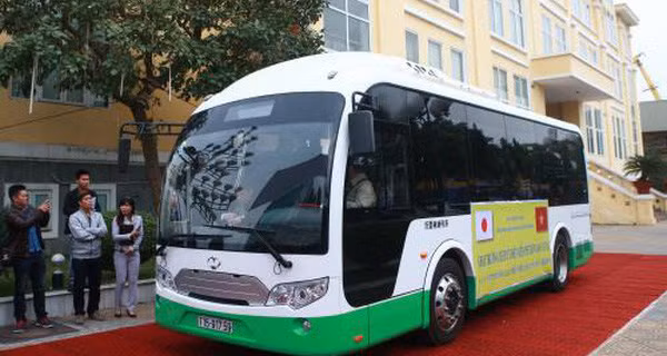 VIet Nam sap co xe buyt chay nang luong mat troi