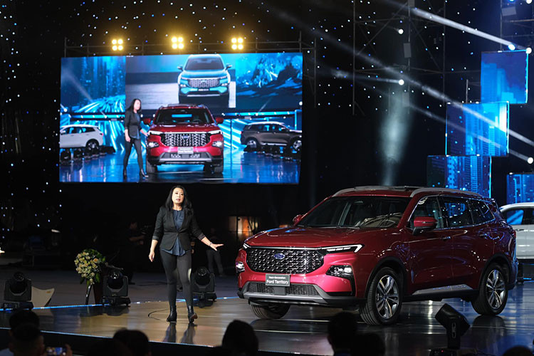 Ford Territory tại Việt Nam sở hữu chiều dài x rộng x cao tương ứng 4.630 x 1.935 x 1.706 mm, chiều dài cơ sở 2.726 mm và khoảng sáng gầm 190 mm. Các thông số này không chênh lệch nhiều so với các đối thủ cùng phân khúc như Hyundai Tucson, Kia Sportage và nhỉnh hơn khi so sánh với Mazda CX-5 và Honda CR-V.