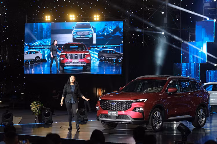 Ford Territory tại Việt Nam sở hữu chiều dài x rộng x cao tương ứng 4.630 x 1.935 x 1.706 mm, chiều dài cơ sở 2.726 mm và khoảng sáng gầm 190 mm. Các thông số này không chênh lệch nhiều so với các đối thủ cùng phân khúc như Hyundai Tucson, Kia Sportage và nhỉnh hơn khi so sánh với Mazda CX-5 và Honda CR-V.