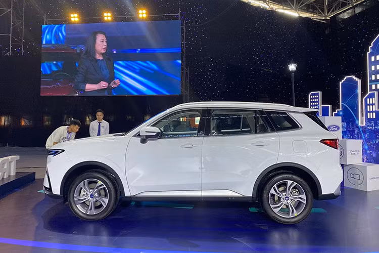 Về ngoại hình của của mẫu xe Territory hoàn toàn mới mới, đội ngũ của sáng tạo của Ford tiếp tục gây ấn tượng với ngôn ngữ thiết kế dành cho tương lai; xe có thiết kế vẻ ngoài năng động, trẻ trung và hiện đại.