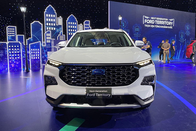 Ford Territory 2023 được thiết kế theo phong cách thể thao, cứng cáp với nhiều chi tiết ngoại thất có tạo hình vuông vức và lưới tản nhiệt bát giác cỡ lớn. Cụm đèn pha, xi-nhan và dải LED định vị nằm tách biệt - xu hướng trên nhiều mẫu SUV ra mắt thời gian gần đây.