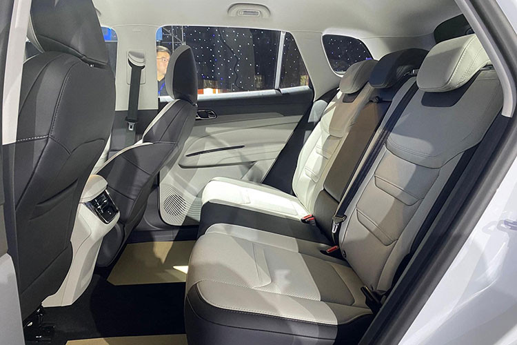 Tất cả phiên bản Ford Territory dùng động cơ tăng áp Ecoboost 1.5L, công suất 160 mã lực, mô-men xoắn 248 Nm, hộp số ly hợp kép ướt 7 cấp và hệ dẫn động cầu trước. Đi kèm là 4 chế độ lái gồm Tiết kiệm (Eco), Bình thường (Normal), Thể thao (Sport) và Đồi núi (Mountain).