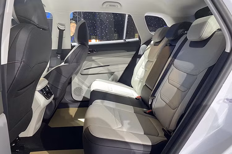 Tất cả phiên bản Ford Territory dùng động cơ tăng áp Ecoboost 1.5L, công suất 160 mã lực, mô-men xoắn 248 Nm, hộp số ly hợp kép ướt 7 cấp và hệ dẫn động cầu trước. Đi kèm là 4 chế độ lái gồm Tiết kiệm (Eco), Bình thường (Normal), Thể thao (Sport) và Đồi núi (Mountain).