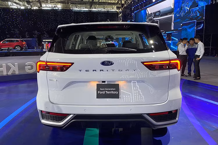 Các phiên bản cao cấp của Territory tại Việt Nam được trang bị hệ thống đèn trước - sau LED, la-zăng hợp kim 5 chấu kép 19 inch và cốp điện mở rảnh tay. Dung tích khoang hành lý 448 lít, có thể mở rộng lên 1.422 lít.