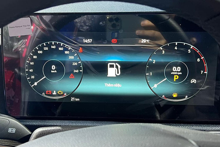 Trang bị tiện nghi của xe gồm cần số điện tử dạng núm xoay, phanh tay điện tử, điều hòa tự động 2 vùng tích hợp lọc không khí, cửa sổ trời toàn cảnh, ghế da, ghế lái chỉnh điện 10 hướng, làm mát ghế (bản Titanium X), sạc không dây, kết nối Apple CarPlay/Android Auto không dây, 6 loa (bản Trend) hoặc 8 loa (Titanium và Titanium X), cửa sổ trời toàn cảnh.