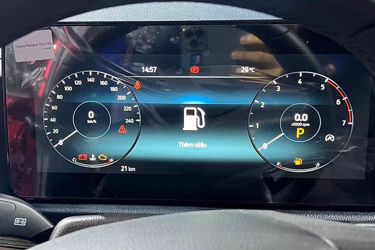 Trang bị tiện nghi của xe gồm cần số điện tử dạng núm xoay, phanh tay điện tử, điều hòa tự động 2 vùng tích hợp lọc không khí, cửa sổ trời toàn cảnh, ghế da, ghế lái chỉnh điện 10 hướng, làm mát ghế (bản Titanium X), sạc không dây, kết nối Apple CarPlay/Android Auto không dây, 6 loa (bản Trend) hoặc 8 loa (Titanium và Titanium X), cửa sổ trời toàn cảnh.