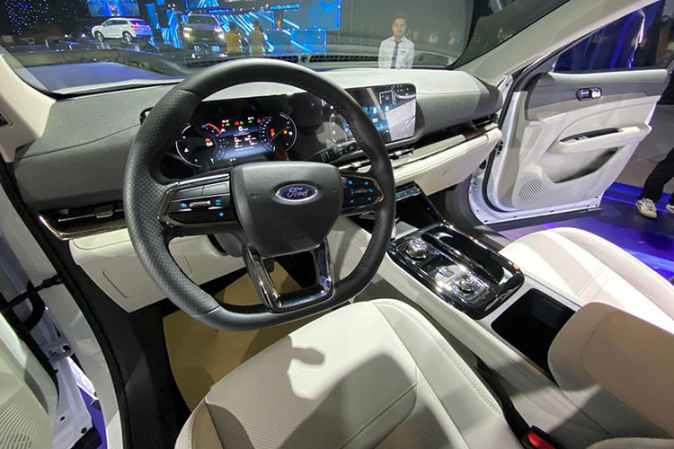 Bên trong nội thất của Ford Territory mang hơi hướng công nghệ với cặp màn hình cỡ lớn, gồm màn hình trung tâm 12,3 inch và bảng đồng hồ kỹ thuật số 12,3 inch (bản Titanium X) hoặc 7 inch (bản Trend và Titanium). Táp-lô có thiết kế mở rộng theo phương ngang về phía hai cánh cửa, hệ thống phím điều khiển vật lý được giản lược.