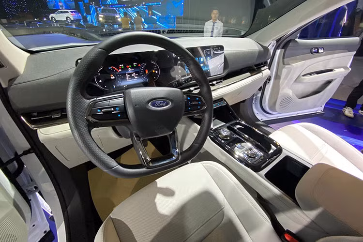 Bên trong nội thất của Ford Territory mang hơi hướng công nghệ với cặp màn hình cỡ lớn, gồm màn hình trung tâm 12,3 inch và bảng đồng hồ kỹ thuật số 12,3 inch (bản Titanium X) hoặc 7 inch (bản Trend và Titanium). Táp-lô có thiết kế mở rộng theo phương ngang về phía hai cánh cửa, hệ thống phím điều khiển vật lý được giản lược.