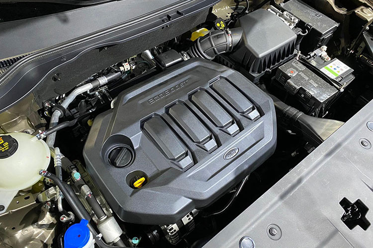 Ngoài các hệ thống an toàn thiết yếu, Territory được trang bị gói công nghệ an toàn Ford Co-Pilot 360 với các tính năng cảnh báo lệch làn đường, phanh tự động khẩn cấp thông minh (hoạt động dựa trên radar và camera), cảnh báo điểm mù, cảnh báo phương tiện cắt ngang khi lùi, kiểm soát hành trình thích ứng, camera 360 độ và hỗ trợ đỗ xe tự động... 