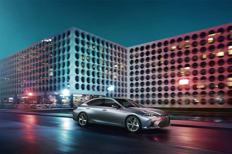 Bước sang thế hệ thứ 7, Lexus đã lấy cảm hứng thiết kế từ dòng sedan đầu bảng LS 2018 để thiết kế cho ES 2019 hoàn toàn mới. Mẫu sedan hạng sang Lexus ES 2019 sở hữu thiết kế sắc sảo và sang trọng hơn rất nhiều so với mẫu xe tiền nhiệm, nó cũng hứa hẹn sẽ cải thiện nhiều hơn cả về hiệu suất lẫn công nghệ.