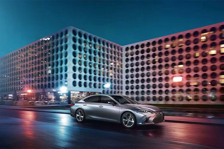 Bước sang thế hệ thứ 7, Lexus đã lấy cảm hứng thiết kế từ dòng sedan đầu bảng LS 2018 để thiết kế cho ES 2019 hoàn toàn mới. Mẫu sedan hạng sang Lexus ES 2019 sở hữu thiết kế sắc sảo và sang trọng hơn rất nhiều so với mẫu xe tiền nhiệm, nó cũng hứa hẹn sẽ cải thiện nhiều hơn cả về hiệu suất lẫn công nghệ.