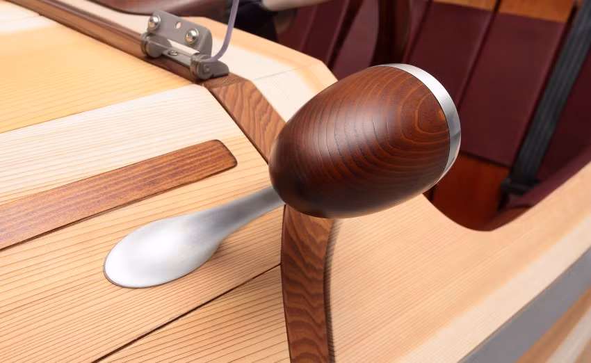 Trong khi đó, phần khung của Toyota Setsuna được làm từ gỗ bu lô Nhật Bản vốn nổi tiếng là rắn chắc, việc kết hợp các loại gỗ quý khác nhau tạo cho nó một màu sắc tươi mới và khá gần gũi với thiên nhiên.