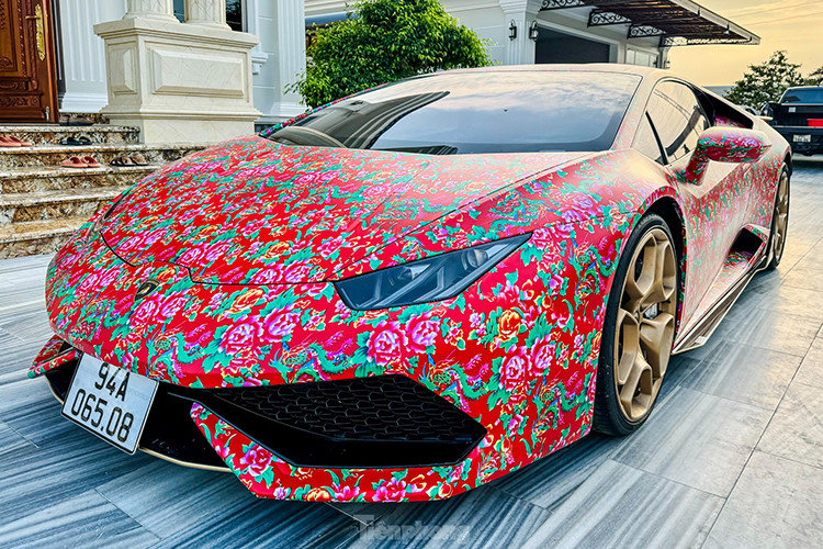 Gói độ Vorsteiner này ban đầu còn mang đến cho siêu xe Lamborghini Huracan LP610-4 cánh lướt gió phía trước bằng carbon rất hầm hố và cá tính. Nhưng chiếc xe hiện tại đã được tháo bỏ chi tiết này. Vòng ra phía bên hông xe, siêu xe Lamborghini Huracan LP610-4 còn có thêm một cánh gió lớn cũng bằng sợi carbon.