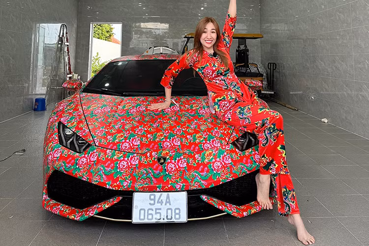 Đây là 1 trong hơn 12 chiếc siêu xe Lamborghini Huracan đang lăn bánh tại Việt Nam và từng được chủ nhân tại Bạc Liêu mua lại từ TP HCM vào tháng 5/2021. Khác với những chiếc siêu xe còn lại, "bò tót" mới về Bạc Liêu định cư nguyên bản có màu sơn xanh cốm nhưng đã được chủ nhân thay đổi khá nhiều màu áo khác nhau.