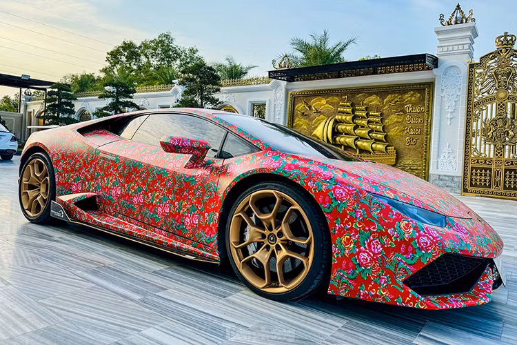 Ngoài lớp decal ăn theo trào lưu "chăn con công sặc sỡ, chiếc siêu xe Lamborghini Huracan độc nhất vô nhị tính đến thời điểm hiện tại ở Việt Nam cũng đã được nâng cấp bodykit khí động học từ hãng độ Vorsteiner với tên gọi Verona Edizione, đi kèm với đó là bộ mâm màu vàng đồng khá bắt mắt.