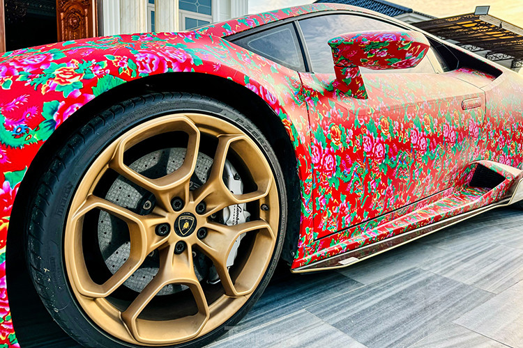 Siêu xe Lamborghini Huracan LP610-4 mới thay áo "chăn con công" bằng đề-can vẫn sở hữu động cơ V10, dung tích 5.2 lít, sản sinh công suất tối đa 610 mã lực tại vòng tua máy 8.250 vòng/phút và mô-men xoắn cực đại 560 Nm tại vòng tua máy 6.500 vòng/phút.