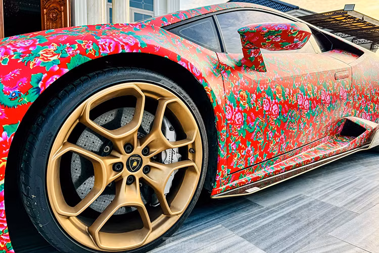 Siêu xe Lamborghini Huracan LP610-4 mới thay áo "chăn con công" bằng đề-can vẫn sở hữu động cơ V10, dung tích 5.2 lít, sản sinh công suất tối đa 610 mã lực tại vòng tua máy 8.250 vòng/phút và mô-men xoắn cực đại 560 Nm tại vòng tua máy 6.500 vòng/phút.