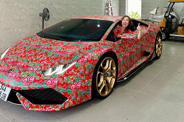Theo chủ nhân siêu xe Lamborghini Huracan LP610-4 hoạ tiết con công cho biết: "Mục đích đổi màu chiếc xe này là để bắt trend họa tiết con công của cộng đồng mạng và chỉ trưng bày cho vui chứ không sử dụng hay lăn bánh".