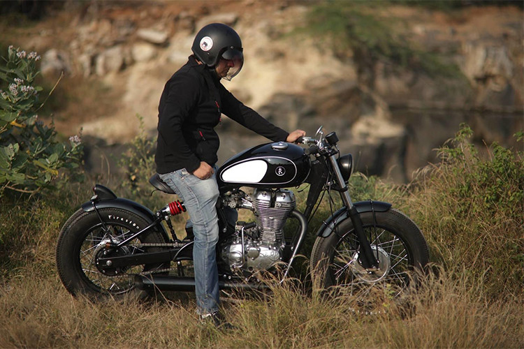 Nếu như bản độ này gợi nhớ người nhìn đến những mẫu môtô phong cách hoài cổ của thương hiệu Triumph, Anh quốc thì chắc chắn nguyên nhân đến từ chi tiết bình xăng là hàng OEM của Street Twin trên xe.