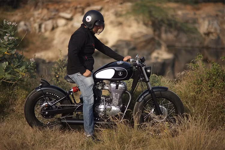 Nếu như bản độ này gợi nhớ người nhìn đến những mẫu môtô phong cách hoài cổ của thương hiệu Triumph, Anh quốc thì chắc chắn nguyên nhân đến từ chi tiết bình xăng là hàng OEM của Street Twin trên xe.