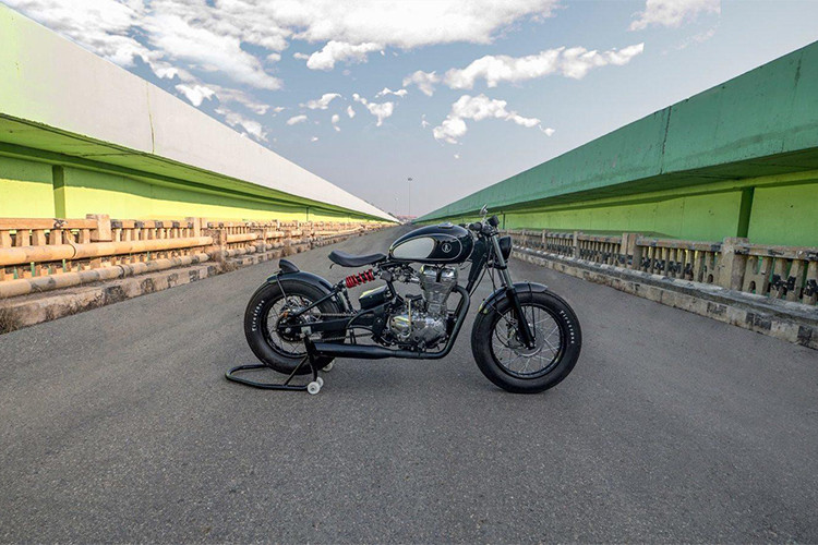 Tiếp nối phong cách tối giản tinh tế xuyên suốt cả xe, phần đầu xe cũng vô cùng gọn gàng chỉ với công tơ mét đơn duy nhất và bộ ghi đông dragbar kết hợp cùng bao tay Biltwell Inc, cùm công tắc chỉ gồm các nút bẩm nhỏ. Xe được trang bị đèn pha trước phong cách Bates, xi-nhan Posh.