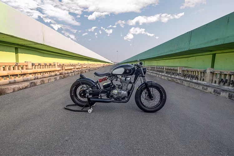 Tiếp nối phong cách tối giản tinh tế xuyên suốt cả xe, phần đầu xe cũng vô cùng gọn gàng chỉ với công tơ mét đơn duy nhất và bộ ghi đông dragbar kết hợp cùng bao tay Biltwell Inc, cùm công tắc chỉ gồm các nút bẩm nhỏ. Xe được trang bị đèn pha trước phong cách Bates, xi-nhan Posh.