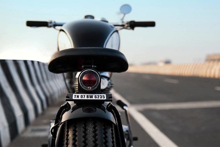 Kế đến, gắp bánh sau nguyên bản cũng đã được thay thế bằng loại dài hơn 10 cm để vừa với thiết kế thụt sau mới cũng như tăng kích thướng của lốp.