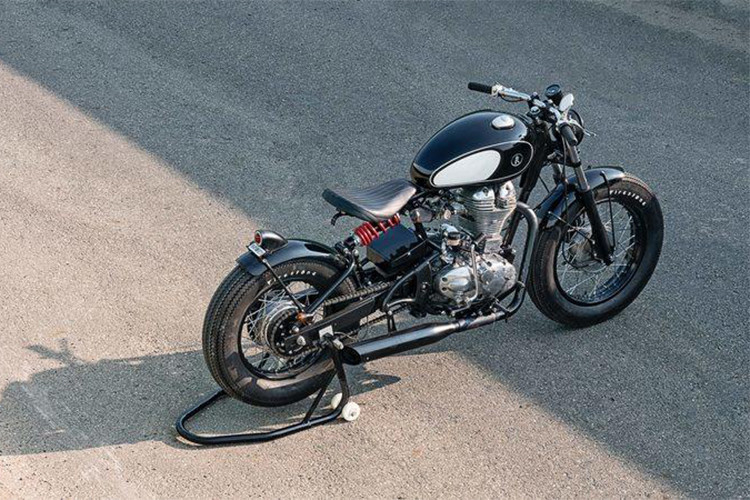 Royal Enfield Classic 500 hiện cũng đang được phân phối chính hãng tại thị trường Việt Nam với mức giá khá "mềm", chỉ khoảng hơn 100 triệu đồng. Với kết cấu hấp dẫn dễ độ chế, mong rằng thợ độ Việt Nam sẽ đem tới những bản độ quyến rũ tương tự, xứng tầm phong cách.