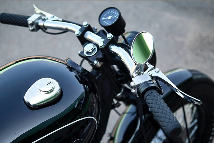 Theo Krish Rajan tại xưởng độ KR Customs cho hay, bản độ này được khách hàng ủy quyền cho cho anh và các đồng nghiệp với yêu cầu theo phong cách Bobber/Tracker, sở hữu vẻ ngoài vintage nhưng vẫn giữ lại các tính năng hiện đại như bộ phun xăng điện tử EFI, cặp phuộc trước zin.