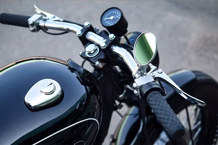 Theo Krish Rajan tại xưởng độ KR Customs cho hay, bản độ này được khách hàng ủy quyền cho cho anh và các đồng nghiệp với yêu cầu theo phong cách Bobber/Tracker, sở hữu vẻ ngoài vintage nhưng vẫn giữ lại các tính năng hiện đại như bộ phun xăng điện tử EFI, cặp phuộc trước zin.