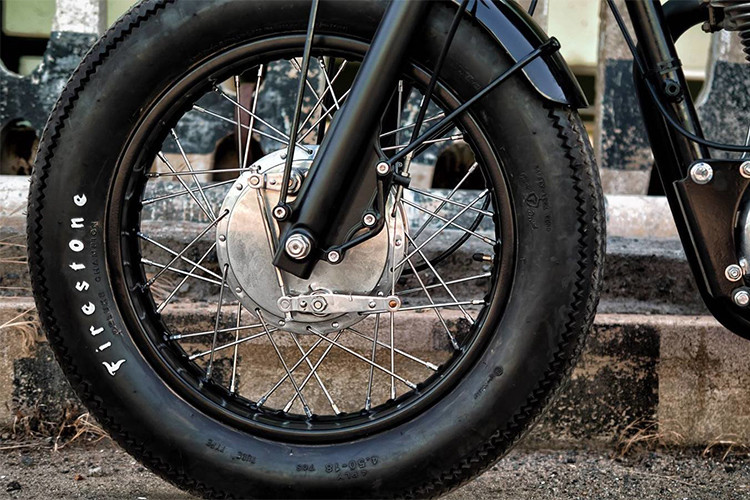Để xe có kết cẩu chuẩn chỉ theo đúng phong cách Bobber, xưởng độ KR Customs cũng tiếp tục trang bị cho bản độ này cặp vành nan hoa có kích thước 18 inch phía trước và 16 inch phía sau, bao bọc trong bộ lốp Firestone Deluxe Champions có vân vintage cực đẹp.
