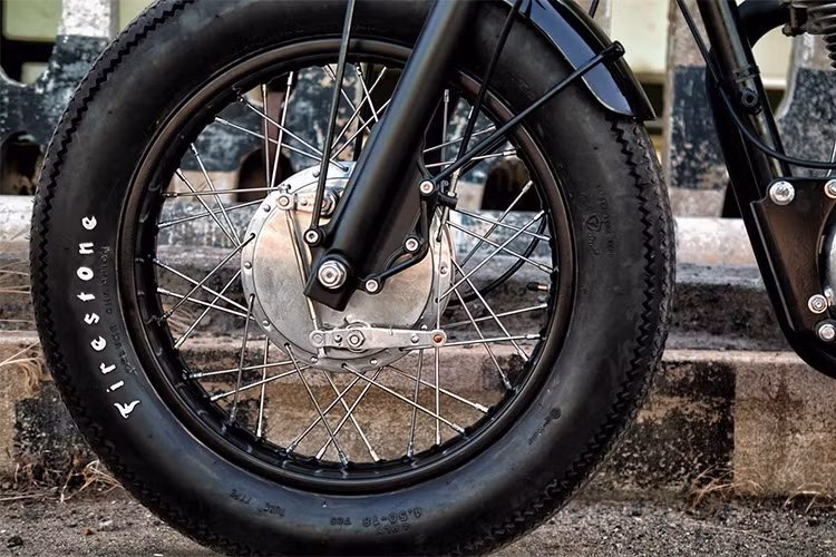 Để xe có kết cẩu chuẩn chỉ theo đúng phong cách Bobber, xưởng độ KR Customs cũng tiếp tục trang bị cho bản độ này cặp vành nan hoa có kích thước 18 inch phía trước và 16 inch phía sau, bao bọc trong bộ lốp Firestone Deluxe Champions có vân vintage cực đẹp.