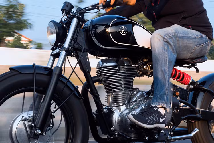 Không dừng lại ở đó, phanh đĩa nguyên bản của xe được thay bằng loại phanh tang trống đem lại cái nhìn hoài cổ, phía sau vẫn sử dụng phanh đĩa.