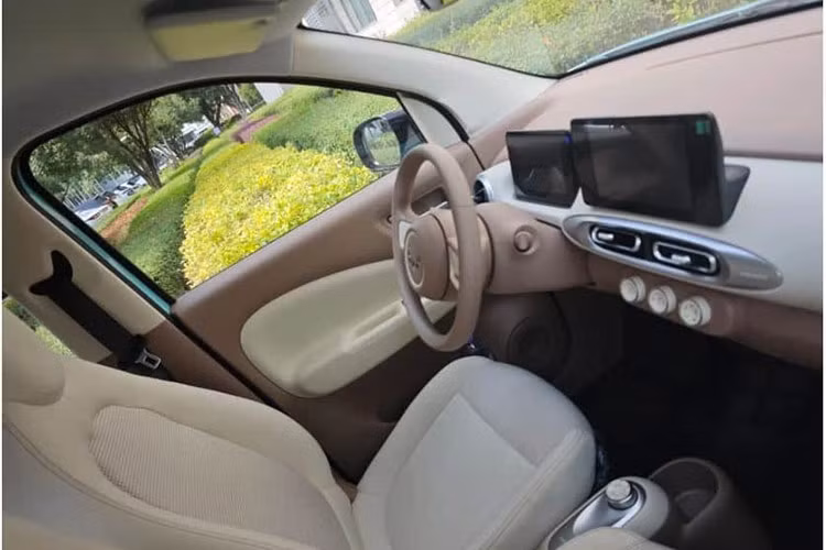 Phiên bản năm cửa của Wuling Hongguang Mini EV được trang bị động cơ điện có công suất tối đa 30 kW (40 mã lực), kết hợp với pin lithium iron phosphate dung lượng 16,2 kWh do các nhà cung cấp như Gotion hoặc Saike Ruipu Power Battery System cung cấp.