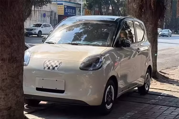 Mức giá xe Wuling Hongguang Mini EV 2025 tại Trung Quốc sẽ không vượt quá 50.000 nhân dân tệ (khoảng 175 triệu đồng. Bên cạnh đó,thế hệ thứ tư của Wuling Hongguang Mini EV cũng sẽ có phiên bản ba cửa, được phát triển dựa trên nền tảng Tianyu S.