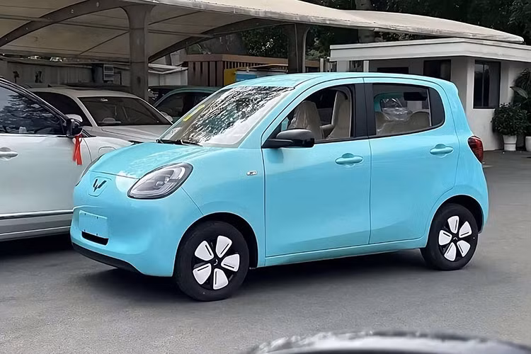 Ngoài ra, phiên bản mới của Wuling Hongguang Mini EV còn có thêm tùy chọn thiết kế mái nổi với thân xe hai màu, tạo thêm sự cá tính và thời trang cho chiếc xe. Xe trang bị bộ mâm 13 inch hình cánh hoa, kết hợp với kích thước thân xe được nâng cấp.