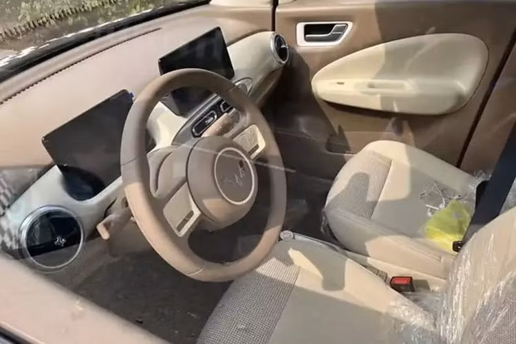 Bên trong, Wuling Hongguang Mini EV thế hệ thứ tư được trang bị màn hình thông tin giải trí 8 inch, cụm đồng hồ LCD 7 inch, vô-lăng hai chấu. Các cửa gió điều hòa được thiết kế theo kiểu tròn mới, kết hợp với các núm điều khiển tiện dụng.