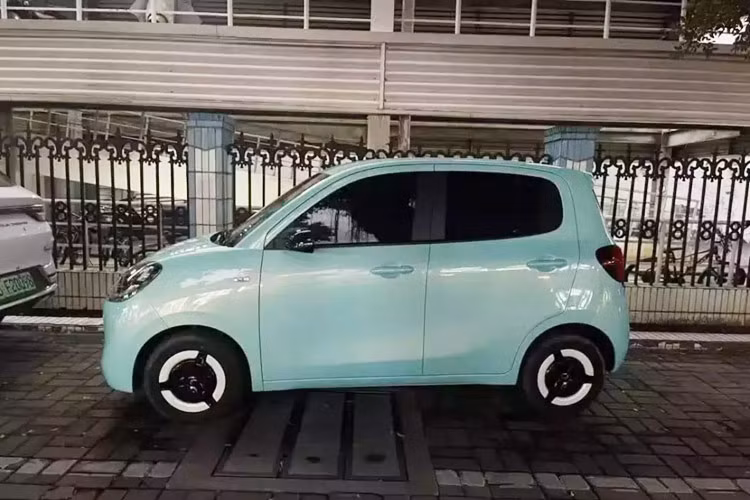 Wuling Hongguang Mini EV 2025 giá rẻ vẫn duy trì hình dáng tròn trịa đặc trưng. Cụm đèn pha hình oval và phần mặt trước lõm vào tạo thêm chiều sâu cho diện mạo xe. Cổng sạc nhanh và chậm được tích hợp ở phía trước, dễ dàng sử dụng và thuận tiện cho người tiêu dùng. Phía sau, cụm đèn hậu cũng có kiểu dáng tương tự như đèn pha, mang lại sự đồng nhất trong thiết kế.